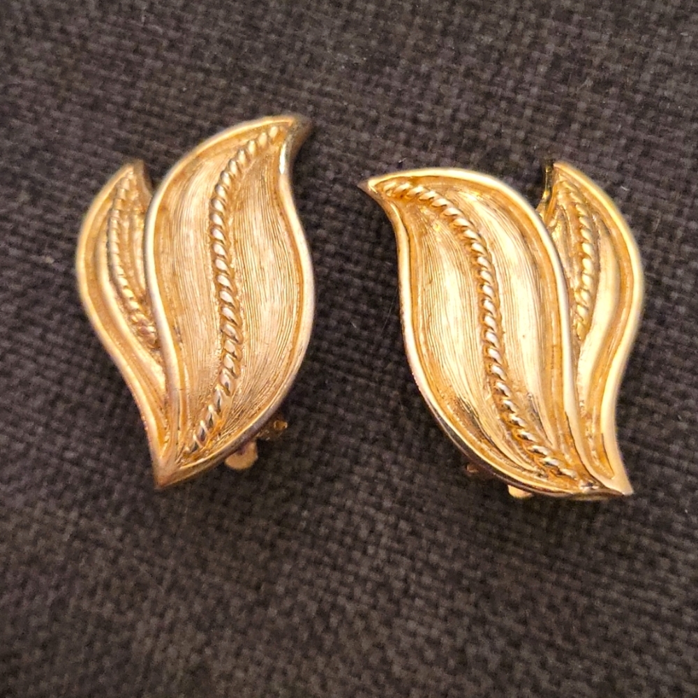 Vintage Goldtone Clip-on Earrings